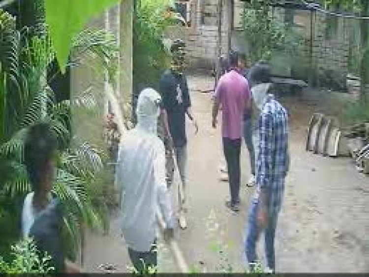 रायपुर में यूथ कांग्रेस के प्रदेश सचिव राहुल ठाकुर ने 10-15 लड़कों के साथ रेस्टोरेंट में जमकर तोड़फोड़ की