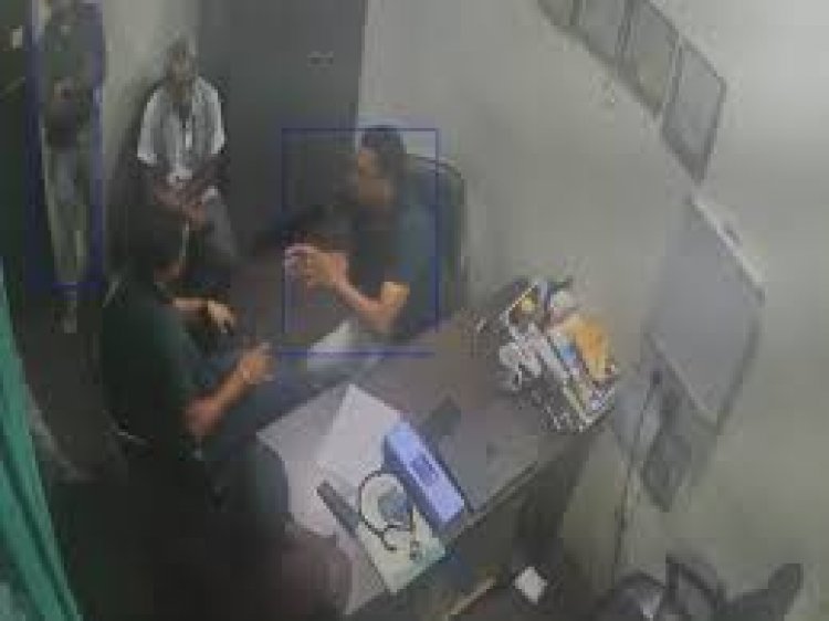 छत्तीसगढ़ के कोरबा में भाजपा के एक नेता ने अस्पताल में घुसकर प्रबंधक की पिटाई कर दी