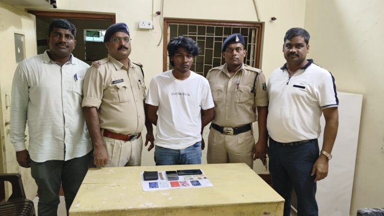 पार्किंग में कार को खड़ी करके कार के अंदर बैठकर ऑनलाईन गैमिंग महादेव सट्टा का कारोबार करने वाले युवक को भिलाई पुलिस ने पकड़ा, रेड्डी अन्ना 128 नंबर पैनल पकड़ाया