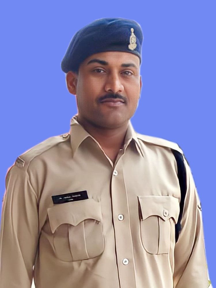 लूट के आरोपियों को थाना वैशाली नगर की बाईक पेट्रोलिंग ने तत्काल धर दबोचा ,बाईक पेट्रोलिंग में तैनात दो आरक्षको के उत्साहवर्धन हेतु SP जितेन्द्र शुक्ला द्वर्ग द्वारा किया गया नगद ईनाम से पुरूस्कृत