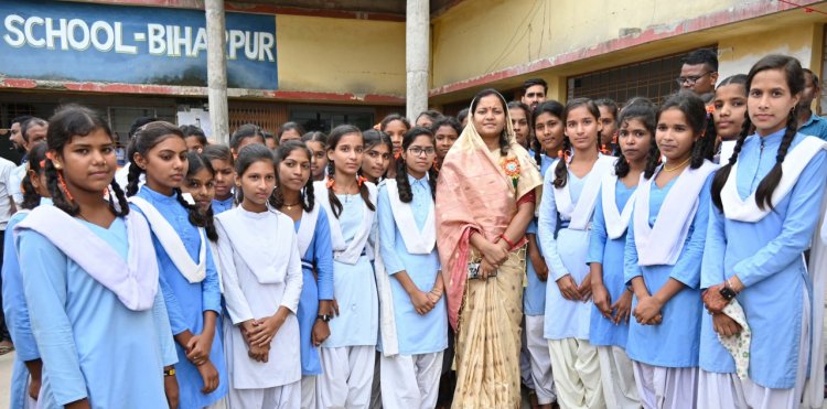 बच्चों के अच्छे भविष्य के लिए शिक्षक और अभिभावक दोनों की है अहम भूमिका : मंत्री श्रीमती राजवाड़े