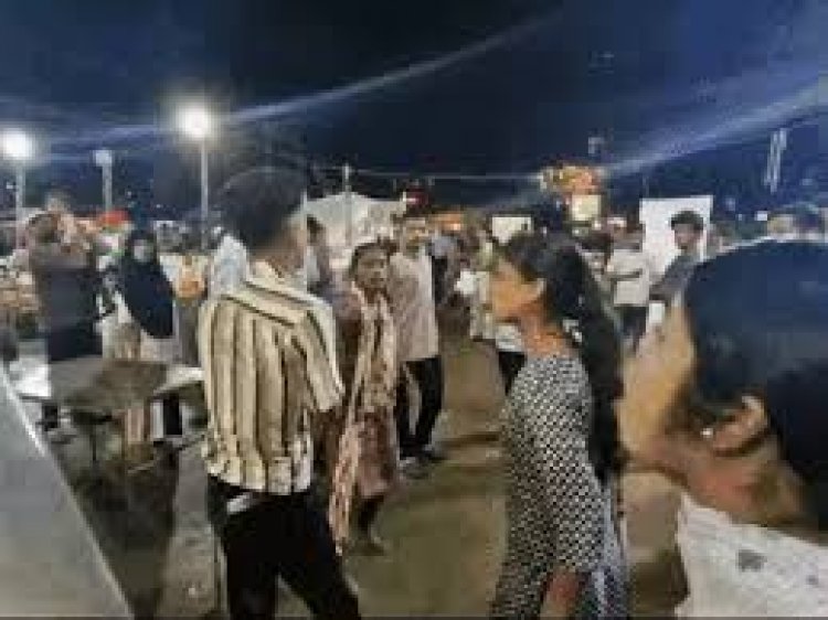 छत्तीसगढ़ के कोरबा में 5-6 लड़कियों ने मंगलवार देर शाम मेले में एक लड़के की जमकर पिटाई कर दी