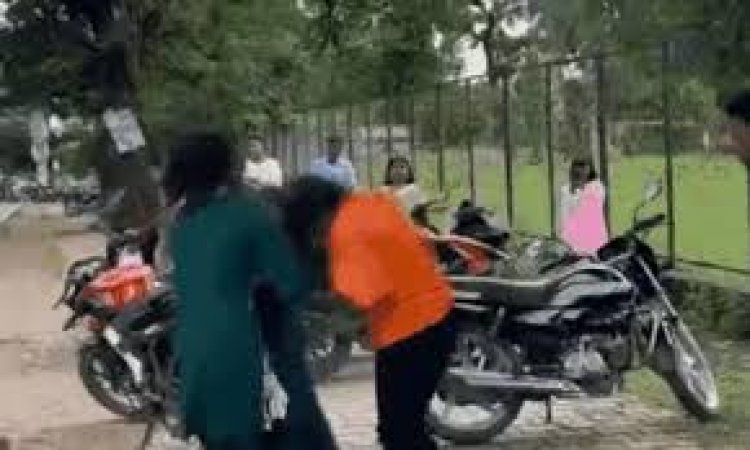 अंबिकापुर में बाॅयफ्रेंड को लेकर शुक्रवार को 2 लड़कियों में मारपीट हो गई