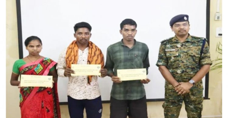 विश्व आदिवासी दिवस पर तीन नक्सलियों ने पुलिस के समक्ष आत्मसमर्पण किया