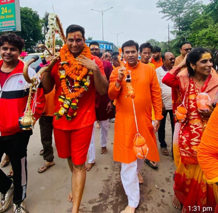 विधायक देवेंद्र यादव के भव्य कांवड़ यात्रा में शामिल हूए महापौर धीरज बाकलीवाल