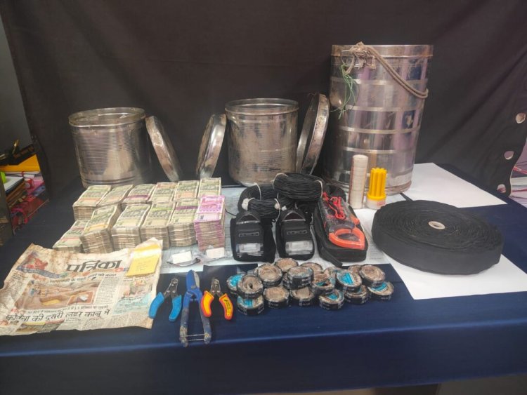 गरियाबंद एवं धमतरी पुलिस बल को मिली बड़ी सफलता,स्टील डिब्बे के अंदर 2000,500 और 100 के नोट मिलाकर 38 लाख रुपए साथ ही 23 नग BGL के राउंड,IED बरामद