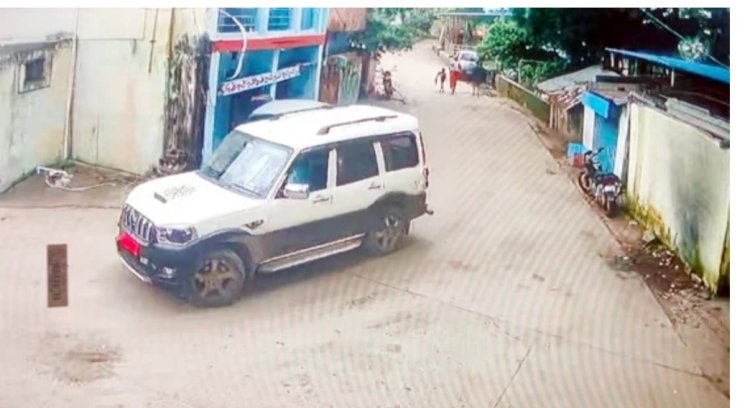 बिलासपुर जिले के सिरगिट्टी में काली मंदिर के पुजारी के घर फर्जी क्राइम ब्रांच की टीम ने छापा मारा और घर से 1 करोड़ तीस लाख रुपए से भरी पेटी उठाकर ले गए