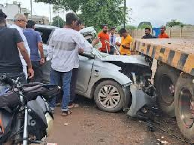 छत्तीसगढ़ के बिलासपुर जिले में तेज रफ्तार कार खड़े ट्रेलर के पीछे जा घुसी