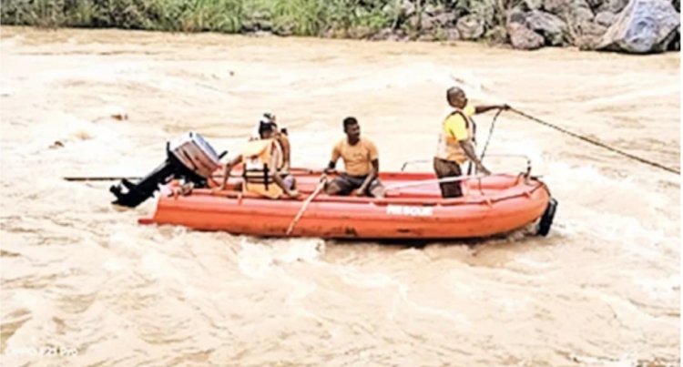 अनोखे अंदाज में बर्थडे सेलिब्रेशन पड़ा महंगा, नदी के बीच में काट रहे थे केक, तेज धार में बह गया स्वास्थ्य कर्मी