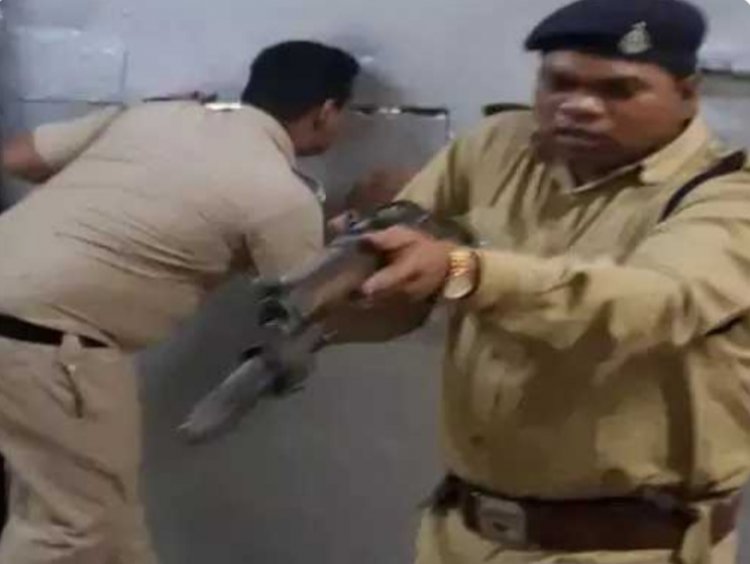 देवेंद्र यादव के करीब 50 की संख्या में कार्यकर्ता जेल बिल्डिंग के मेन एंट्रेंस गेट तक जा पहुंचे,तब वहां खड़े प्रहरी ने 303 रायफल निकाली और जोर से हटो कहकर कार्यकर्ताओं के सामने तान दी