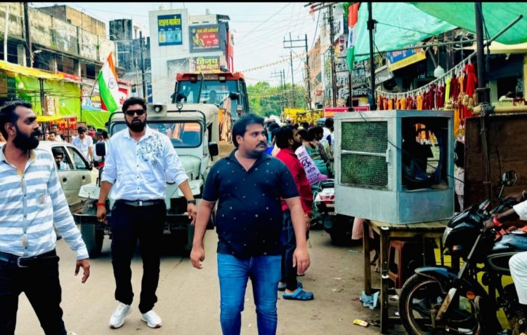 दुकान के बाहर सामानों से यातायात को बाधित करने वाले व्यवसायियों पर निगम द्वारा सख्त कार्यवाही की दी चेतावनी