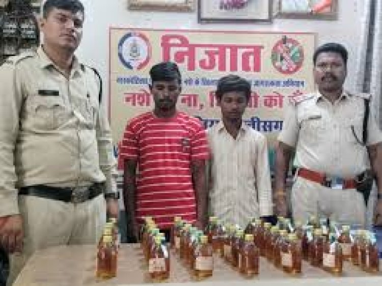 छत्तीसगढ़ के तिल्दा-नेवरा में दो व्यक्ति को प्लास्टिक की बोरी में अवैध रूप से शराब ले जाते पकड़ा गया