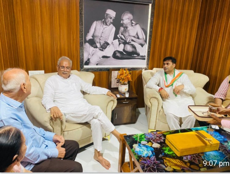 पूर्व मुख्यमंत्री भूपेश बघेल ने दुर्ग के महापौर धीरज बाकलीवाल के निवास में पार्षदों एवं कार्यकर्ताओं से मुलाकात की