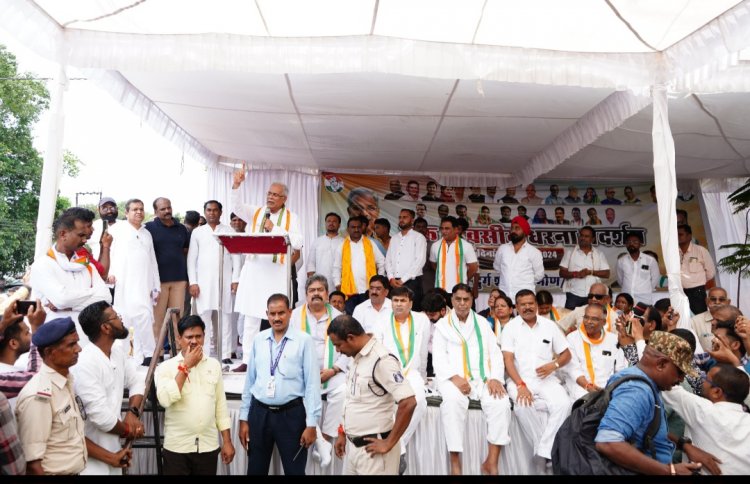 देवेंद्र यादव के समर्थन में पूर्व मुखमंत्री भूपेश बघेल ने राज्य शासन के साथ पुलिस विभाग को फटकार लगाई सम्पूर्ण दुर्ग जिला के जनप्रतिनिधि,जिला कांग्रेस ने देवेंद्र की गिरफ्तारी के विरोध में दिया धरना