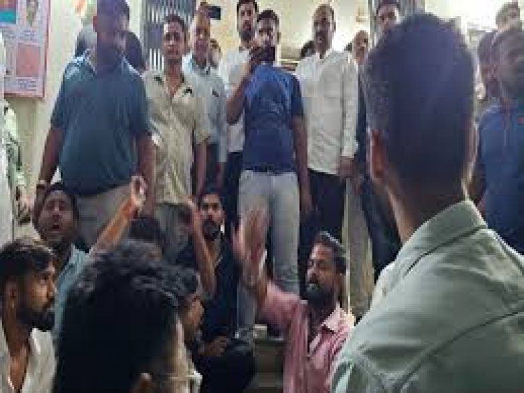 चरोदा निगम के सभापति कृष्णा चंद्राकर और पार्षद टी रमना के साथियों ने 2 युवकों अमित लखवानी और गिनीश साहू को अगवा कर उनकी पिटाई कर दी।