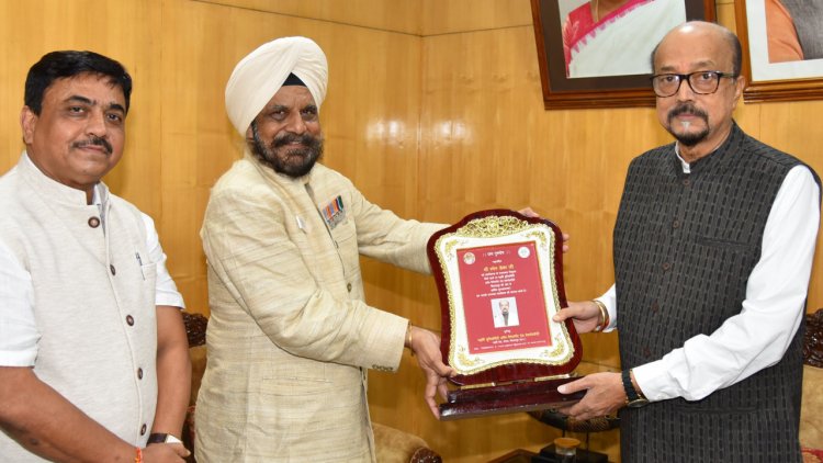 राज्यपाल रमेन डेका से महर्षि युनिवर्सिटी ऑफ़ मैनेजमेंट विश्वविद्यालय के कुलपति ने भेंट की