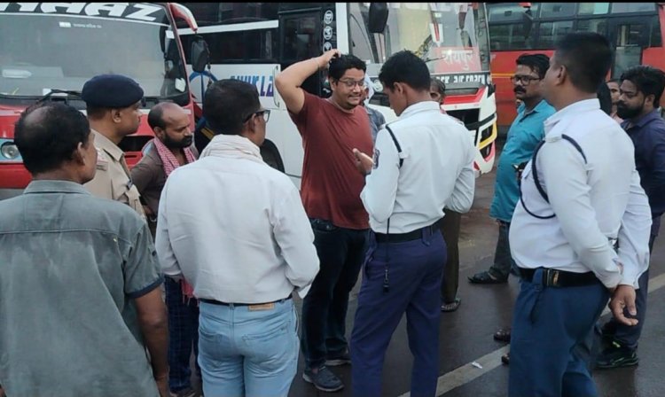 आयुक्त के निर्देश पर निगम एवं यातायात पुलिस की संयुक्त कार्रवाही, शहर के अलग-अलग स्थानों पर सड़क पर खड़ी वाहनों से वसूला अर्थदंड