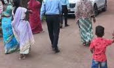 छत्तीसगढ़ के बिलासपुर में राशि पावर प्लांट के खिलाफ प्रदर्शन करने पहुंची महिला कंपनी के डायरेक्टर की गाड़ी के सामने लेट गई