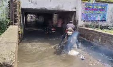 छत्तीसगढ़ के रायगढ़ में एक बाइक सवार गटर में गिर गया