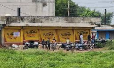 दुर्ग जिले के भिलाई तीन क्षेत्र में बीती रात दो दुकानों का शटर तोड़कर चोरों ने 5-6 लाख रुपए की चोरी की वारदात को अंजाम दिया