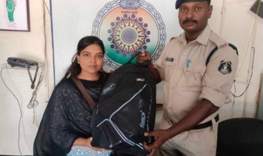 युवती का गुम बैग को  पुलिस द्वारा ढूंढ़कर दिया गया,बैग मिलने से युवती के द्वारा पुलिस का आभार व्यक्त किया गया