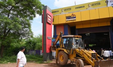 नगर पालिक निगम भिलाई क्षेत्र के मदर टेरेसा नगर में जोन कार्यालय के समीप स्थित हुंडई शोरूम पर अतिक्रमण हटाने की कार्यवाही की गई