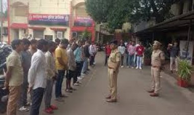 रायपुर पुलिस ने चाकूबाजी करने वाले 300 बदमाशों को थाने बुलाकर उनकी परेड कराई