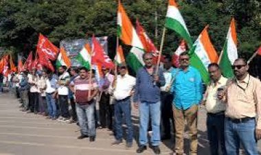 सेल कर्मचारियों के 39 महीने के एरियर एवं बोनस फार्मूले में परिवर्तन कर बेहतर बोनस देने व आरआईएनएल का विनिवेश के नाम पर निजीकरण रोकने की मांग को लेकर संयुक्त ट्रेड यूनियन ने आज बोरिया गेट में प्रदर्शन किया