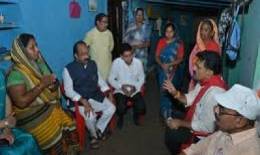 छत्तीसगढ़ के उपमुख्यमंत्री  ने कवर्धा मामले में मृतक प्रशांत साहू की मां को सौंपा दस लाख का चेक