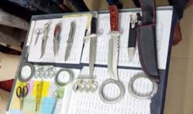 राजधानी रायपुर में पुलिस ने अभियान चलाकर ऑनलाइन शॉपिंग साइट अमेजन के ऑफिस और तीन गोदाम में छापा मारा