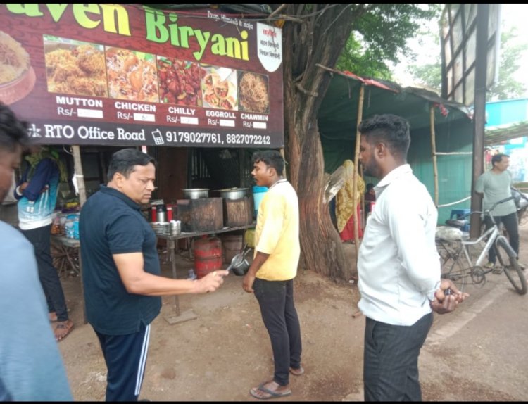 होटल संचालक से निगम आयुक्त ने उठवाया कचरा,लगाई जमकर फटकार, बोले दोबारा सड़क पर मत फेंकना