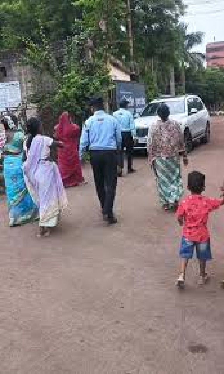 छत्तीसगढ़ के बिलासपुर में राशि पावर प्लांट के खिलाफ प्रदर्शन करने पहुंची महिला कंपनी के डायरेक्टर की गाड़ी के सामने लेट गई