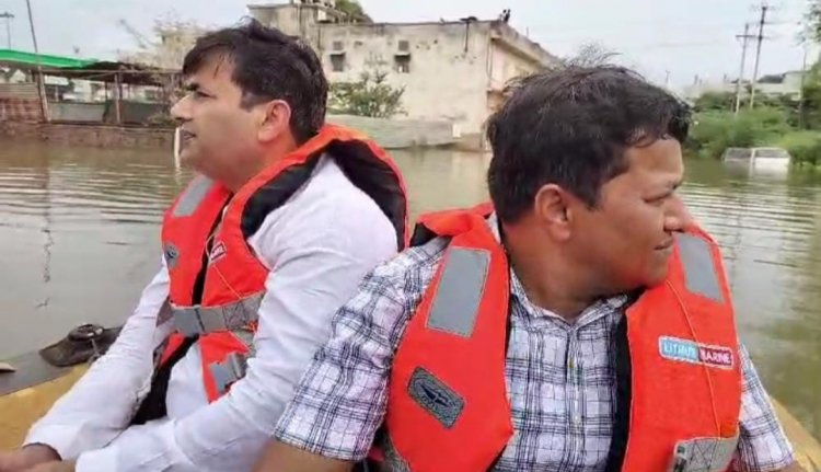 महापौर एवं आयुक्त ने बाढ़ग्रस्त क्षेत्र का किया निरीक्षण,बाढ़ पीड़ितों से की मुलाकात