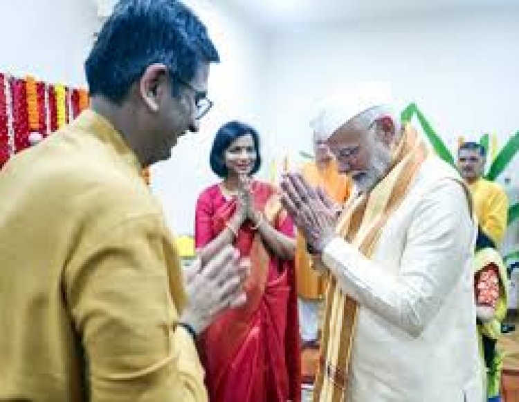 प्रधानमंत्री मोदी बुधवार शाम चीफ जस्टिस ऑफ इंडिया (CJI) डीवाई चंद्रचूड़ के घर गणेश पूजा में शामिल हुए