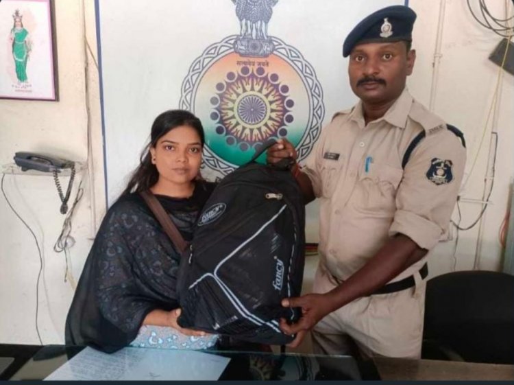 युवती का गुम बैग को पुलिस द्वारा ढूंढ़कर दिया गया,बैग मिलने से युवती के द्वारा पुलिस का आभार व्यक्त किया गया