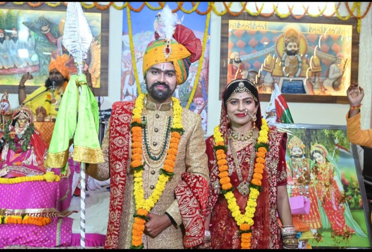 ढोल की थाप व थाली की झंकार पर नाचते हुए बाराती, चमकती हुई रोशनी में मंगला गीत गाती हुई महिलाएं, पांडाल में उपस्थित हजारों की संख्या में श्रद्धालुओं द्वारा पुष्प वर्षा