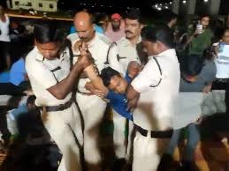 छत्तीसगढ़ SI भर्ती परीक्षा परिणाम जारी करने की मांग पर भूख हड़ताल कर रहे परीक्षार्थियों को शनिवार देर रात पुलिस जबरदस्ती उठा ले गई