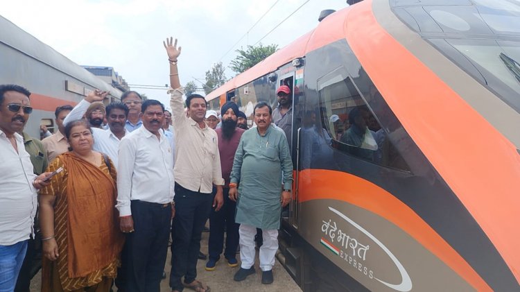 सांसद विजय बघेल ने दुर्ग स्टेशन पहुंचकर वंदेभारत ट्रेन की सुविधा का उद्घाटन के पहले अवलोकन किया, उन्होंने ट्रेन की अत्याधुनिक सुविधाओं पर संतोष जाहिर करते हुए इसे छत्तीसगढ़ का गौरव कहा