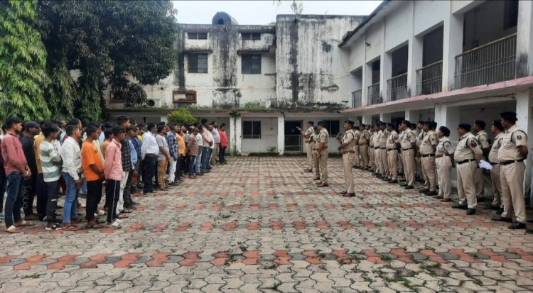 दुर्ग-भिलाई शहर के गुण्डा निगरानी बदमाशों ली गयी क्लास ,125 से अधिक गुण्डा एवं निगरानी बदमाश हुए उपस्थित ,अपराधिक घटनाओं से दूर रहने दिये गये सख्त हिदायत