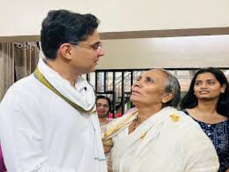 छत्तीसगढ़ कांग्रेस के प्रदेश प्रभारी सचिन पायलट रविवार को भिलाई विधायक देवेंद्र यादव की मां, पत्नी और उनके परिवार से मिले