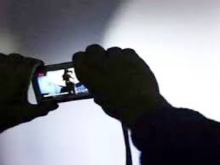 सेक्स वीडियो बनाकर ब्लैकमेल ,हनी-ट्रैप में फंसे कारोबारी-अफसर