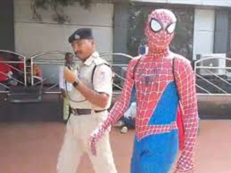 छत्तीसगढ़ के बिलासपुर रेलवे स्टेशन में रील्स बनाने के लिए एक युवक स्पाइडरमैन बनकर पहुंचा