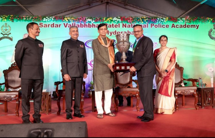 दुर्ग रेंज पुलिस महानिरीक्षक राम गोपाल गर्ग को प्रधानमंत्री सिल्वर कप ट्रॉफी से सम्मानित किया गया