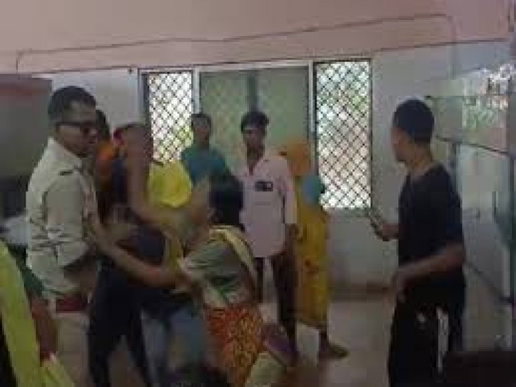 दुर्ग सेंट्रल जेल में शुक्रवार को गांजा तस्करी केस में बंद कैदी की संदिग्ध परिस्थितियों में मौत के बाद परिजनों ने अस्पताल में जमकर हंगामा किया