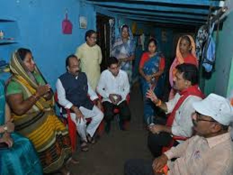 छत्तीसगढ़ के उपमुख्यमंत्री ने कवर्धा मामले में मृतक प्रशांत साहू की मां को सौंपा दस लाख का चेक