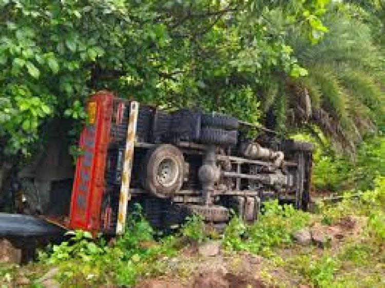 छत्तीसगढ़ के बस्तर और दंतेवाड़ा जिले की सीमा पर बास्तानार घाट पर CRPF जवानों से भरा एक ट्रक पलट गया