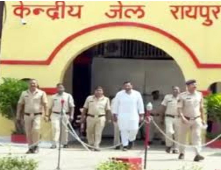 बलौदाबाजार हिंसा मामले में रायपुर की सेंट्रल जेल में बंद विधायक देवेंद्र यादव को रायपुर कोर्ट लाया गया, रायपुर कोर्ट में देवेंद्र यादव को NSUI के प्रदर्शन के दौरान चक्काजाम मामले में पेश किया जाएगा