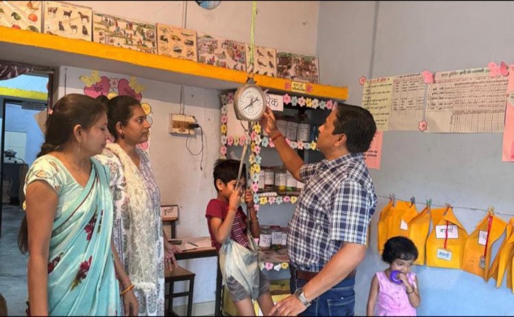 आयुक्त ने केलाबाड़ी स्थित आंगनबाड़ी केन्द्र में मनाये जा रहे वजन त्यौहार का किया औचक निरीक्षण