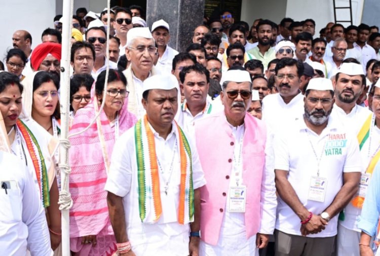 छत्तीसगढ़ में बढ़ते अपराध एवं अन्याय के खिलाफ प्रदेश कांग्रेस अध्यक्ष दीपक बैज के नेतृत्व निकाली गई छत्तीसगढ़ न्याय यात्रा में पहले दिन साथ चल रहे हैं अय्यूब ख़ान