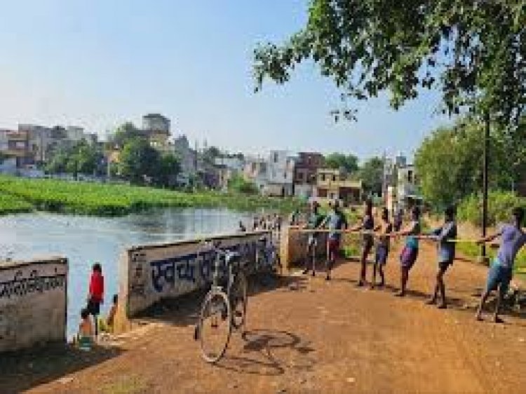 कुरुद ढांचा भवन में शिव शक्तिधाम मंदिर के बगल से स्थित कुरुद तालाब की सफाई युद्ध स्तर पर हो रही
